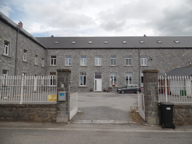 Potale dans la cour L'ancienne école fondamentale des filles
