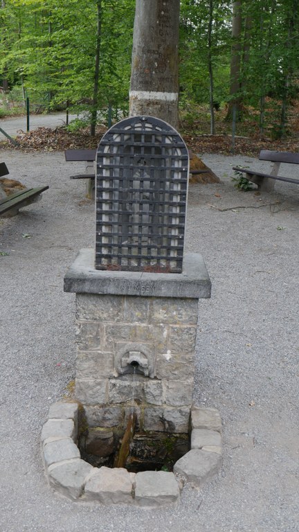 Borne-potale & fontaine Saint Meen